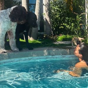Seltene Einblicke: Ines de Ramon entspannt am Pool