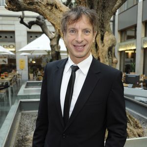 Ingolf Lück trinkt warmes Bier in der Pommesbude