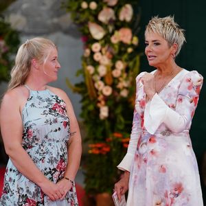 Insa wird beim Scheunenfest von "Bauer sucht Frau" gekorbt