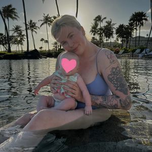 So süß planscht Ireland Baldwin mit Baby Holland im Urlaub!