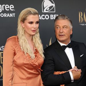 Süße Kuschelsession! Hier knuddelt Alec Baldwin Baby Romeo
