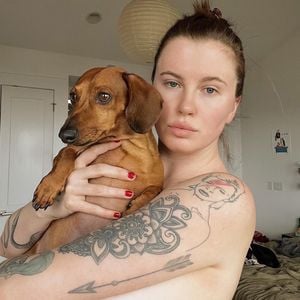 Uh là là: Nackte Ireland Baldwin präsentiert ihre Tattoos