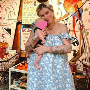 Neu-Mama Ireland Baldwin teilt süße Pics mit Tochter Holland