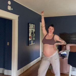 Ireland Baldwin zeigt auf Instagram tanzend ihren Babybauch