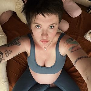 Kind tritt schon: Ireland Baldwin zeigt stolz den Babybauch