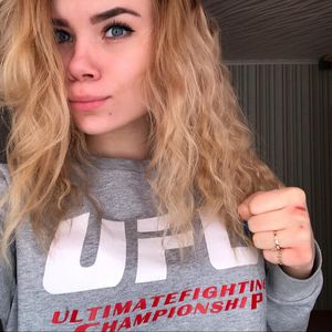 Handy fiel in Wanne: Russische MMA-Kämpferin stirbt mit 15!