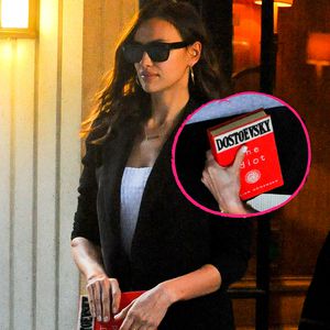 Bradley-Diss? Irina Shayk ringlos mit "Idiot"-Buch gesichtet