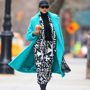 Plüsch-Muster-Mix: Irina Shayk in gewagter Kombi unterwegs!