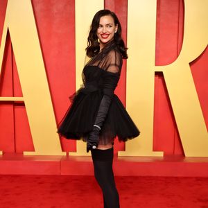Teurer Look: Irina Shayk funkelt in einem Kristall-Outfit