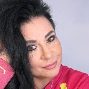 Iris Klein heißt ihren neugeborenen Enkelsohn willkommen