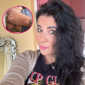 Aufgepasst: Iris Klein zeigt die Hand von ihrem Mr. T!