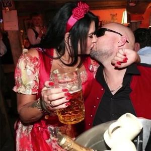 Hot in Rot: Iris Klein teilt Kussfoto mit ihrem Partner!