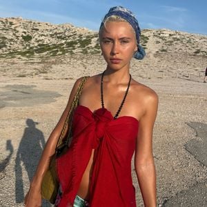 Oben ohne am Meer: Iris Law teilt intime Einblicke