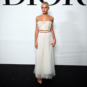 Wow! Jude Laws Spross mit ultrakurzem Haar auf Fashion-Event