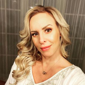 Isabel Edvardsson behält ein Schwangerschaftsdetail für sich
