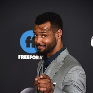 Zufall: "Shadowhunters"-Star lernt Ehefrau auf Con kennen