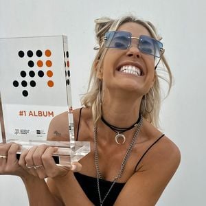 Isi Glücks Debütalbum steigt auf Platz eins der Charts