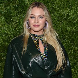 Schon richtig rund: Curvy-Model Iskra Lawrence ist schwanger