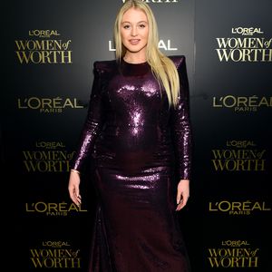 Iskra Lawrence rockt den Schwangerschafts-Glitzer-Look!