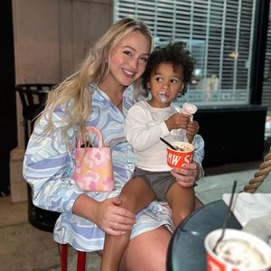 Iskra Lawrences Sohn wurde auf dem Spielplatz geschlagen!