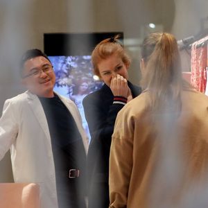 Zweite Hochzeit? Isla Fisher in Brautmodengeschäft gesichtet