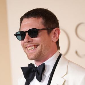 Bei Oscars: Jack O'Connell präsentiert blutige Vampirzähne