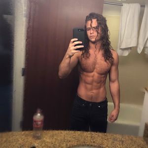 Jack Perry zeigt Mega-Sixpack – doch die Fans sind abgelenkt