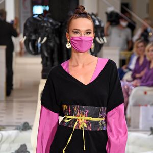 Erkannt? Hier läuft GNTM-Jacky mit Maske über den Laufsteg