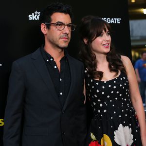 Endlich Foto-Beweis: Zooey Deschanel mit Baby-Bauch am Set!