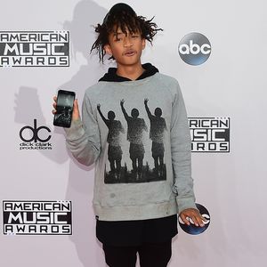 Bezaubernd! Jaden Smith mit Kleid und Blumenkranz