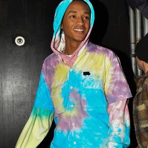 Hingucker: Jaden Smith im kunterbunten Batik-Jogginganzug