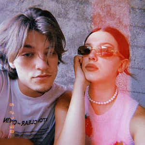 Immer noch nur BFFs? Millie teilt ein Bild mit Jake Bongiovi