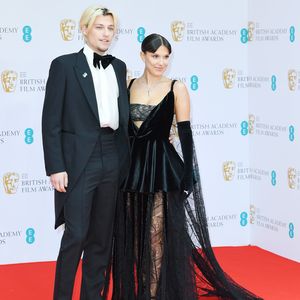Süß! Millie Bobby Brown mit Jake Bongiovi bei den BAFTAs