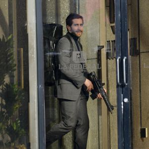 Läuft Jake Gyllenhaal hier bewaffnet durch Bank in L.A.?