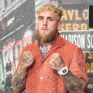 Bizarres Hochzeitsvideo: Jake Paul prügelt auf XXL-Torte ein