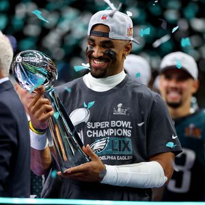 Jalen Hurts feiert Super-Bowl-Sieg im TV mit Bierchen auf Ex