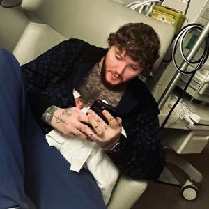 James Arthur teilt das erste Foto mit Töchterchen Emily