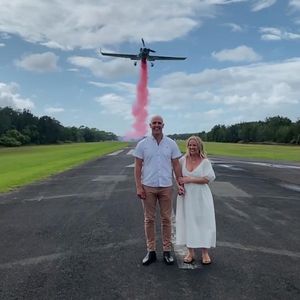 Mit Flugzeug: Schwangere Becky Miles enthüllt Babygeschlecht