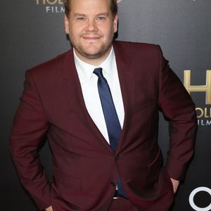 Nacktes Carpool Karaoke: Diese Band zieht für James blank!