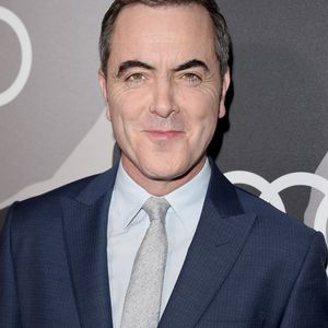 Erwischt! James Nesbitt pinkelt im Stehen