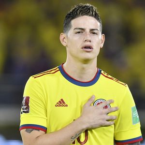 Krass! Riesen-Heuschrecke befällt WM-Star James