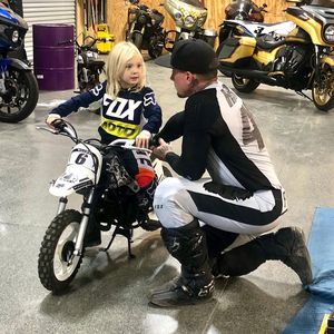Pinks Sohn (3) fährt schon Motorrad – Papa Carey ist stolz!