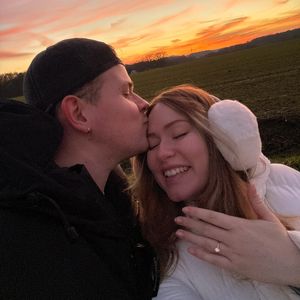 Hochschwangere Sonny Loops und Jamie Birrell sind verlobt