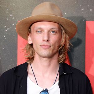 "Stranger Things"-Star Jamie Campbell Bower seit 2015 clean