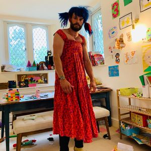 Erkannt? Hier ist Jamie Dornan in ein Kleid geschlüpft