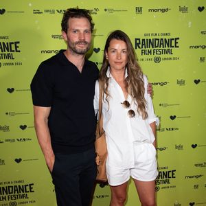 Selten: Jamie Dornan posiert mit seiner Frau auf Red Carpet