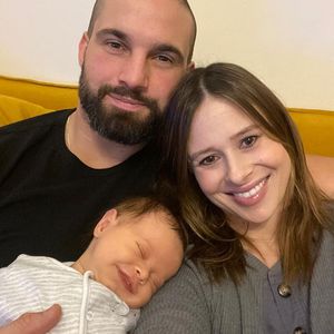 Süßes Family-Foto: Camilla Thurlows Baby grinst schon total