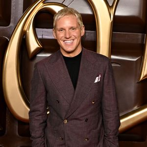 240-Kilometer-Lauf: Jamie Laing kämpft mit starken Schmerzen