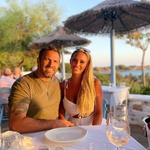 "Hollyoaks"-Star Jamie Lomas ist mit seiner Freundin verlobt