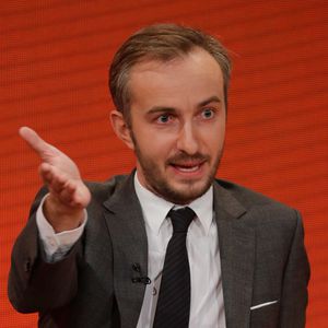 Merkel-Kritik: Jan Böhmermann rudert in Live-Chat zurück